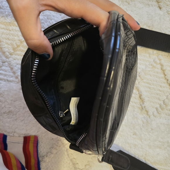 Black adjustable round bag with matching detachable coin purse. Wear many ways - Picture 2 of 10